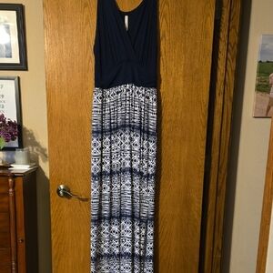Gili Elegant Navy and White Maxi Dress